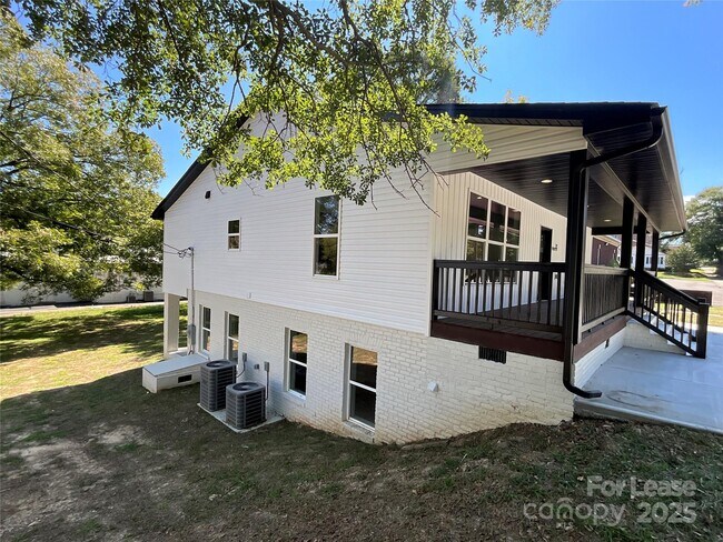 Building Photo - 307 N Catawba St