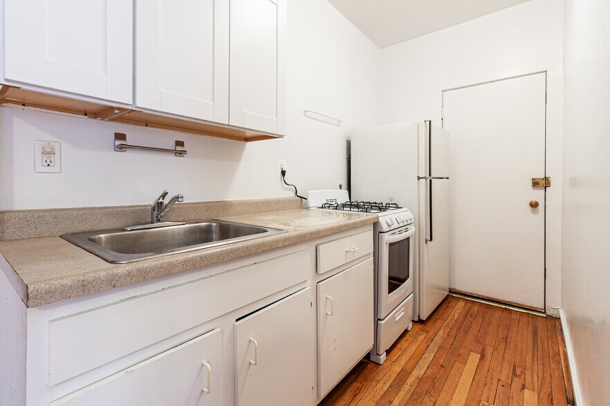 Building Photo - 951 W Cornelia Ave