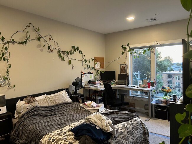 Building Photo - Luxury Condo Style 2 Bed plus, 2 Bath Apartment!