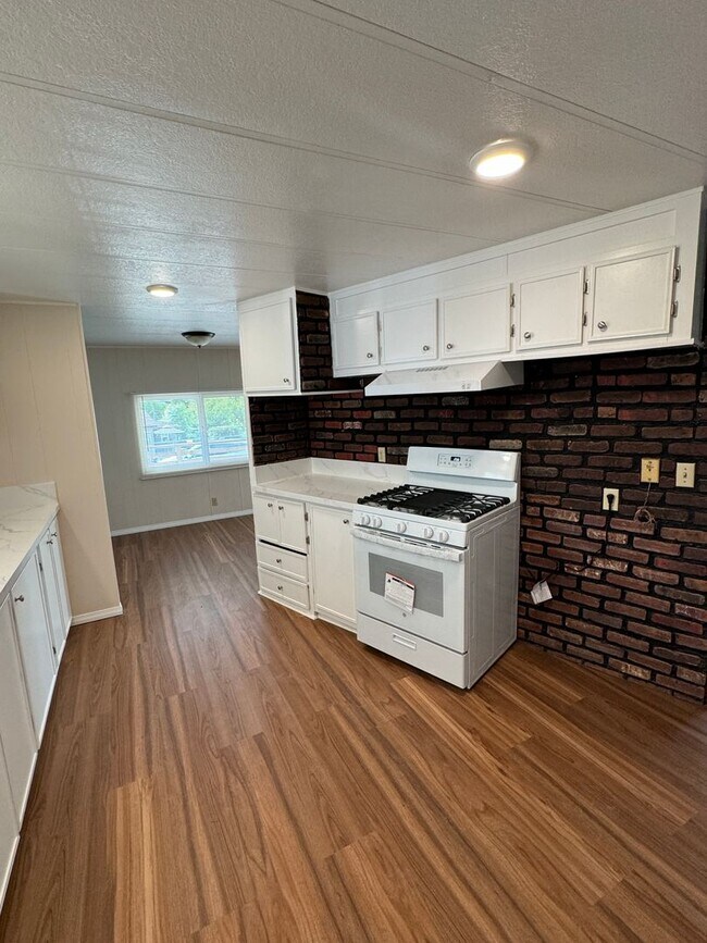 Building Photo - Beautiful rehabbed manufacture home in Lak...