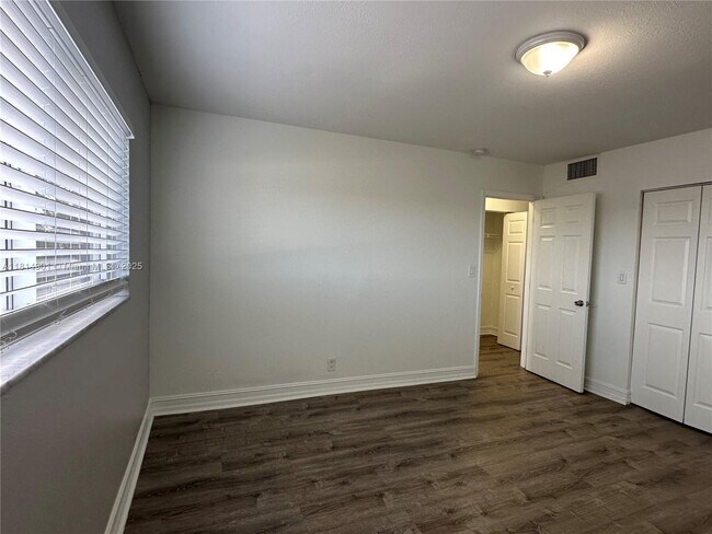 Building Photo - 1400 NE 56th St