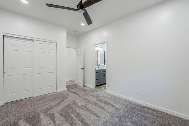 Building Photo - 760 N Swan Dr