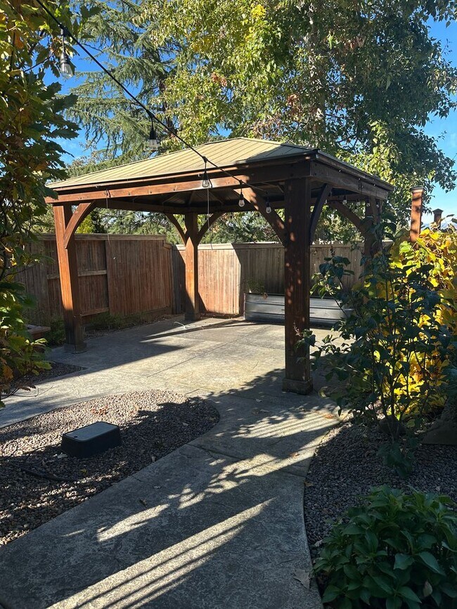 Building Photo - Amazing Price! Amazing Location!