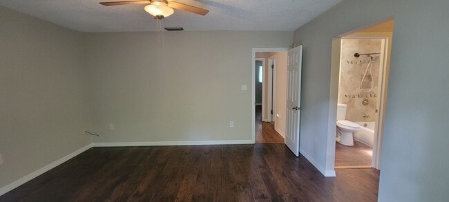 Building Photo - Charming 3/3 Condo