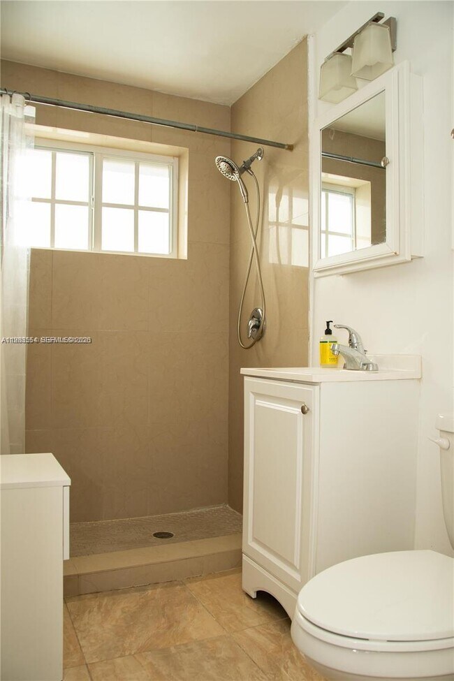 Building Photo - 233 Madeira Ave