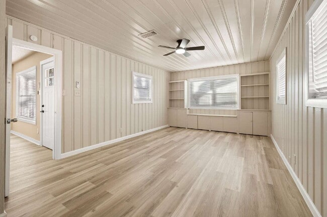 Building Photo - "Updated 4-Bedroom Gem in Fort Worth – Close to all things Ft Worth!"