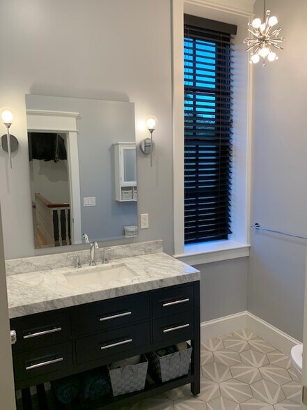 Guest Bath - 16 Pierce St