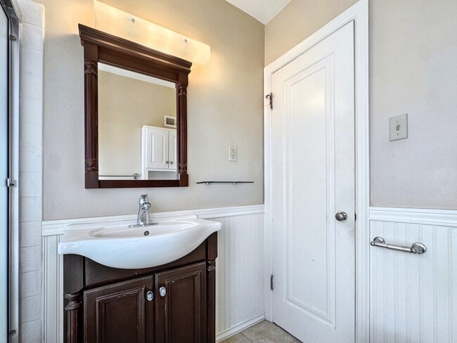 Building Photo - 1050 E Bates Pkwy