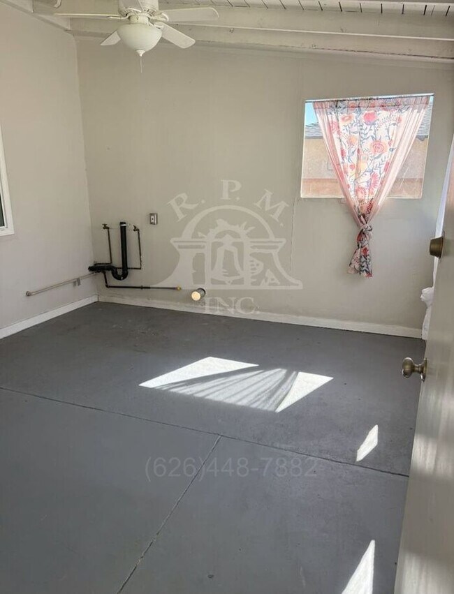 Building Photo - Charming 3 Bedroom Home Available in Oakmo...