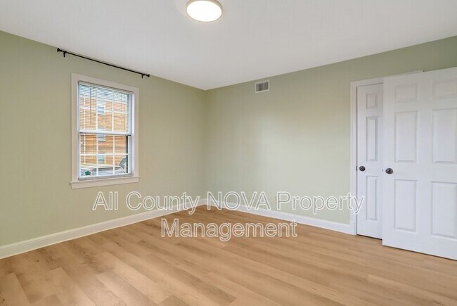 Building Photo - 2405 Arlington Blvd