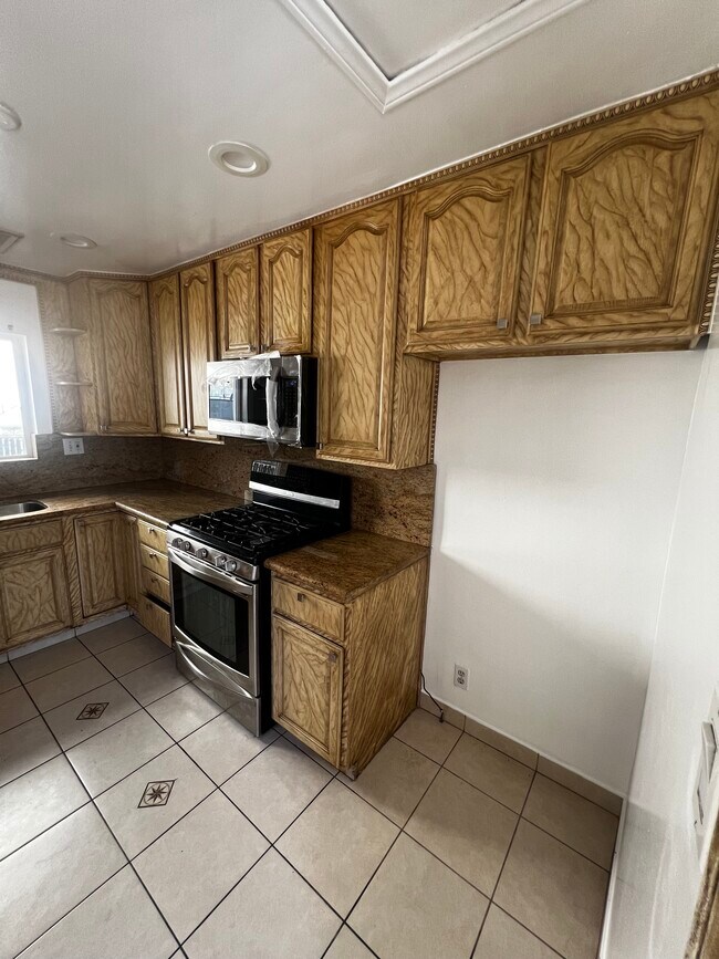 Kitchen - 210 S Everett St