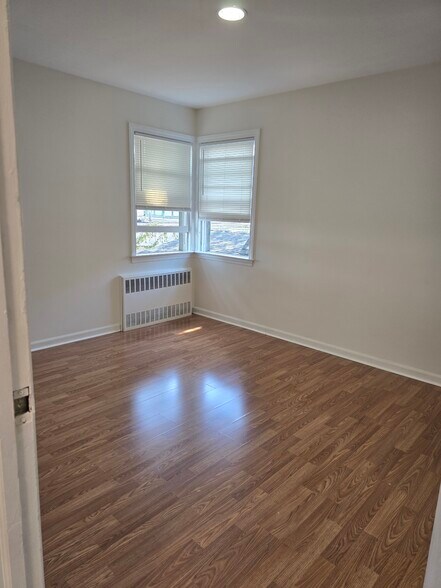 Building Photo - 128 E Maple St