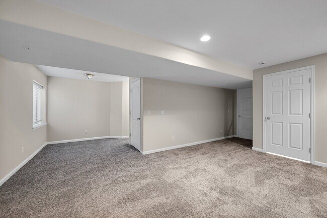 Building Photo - $2,095.00, 3-bed + Bonus room, 2.5 bath, l...