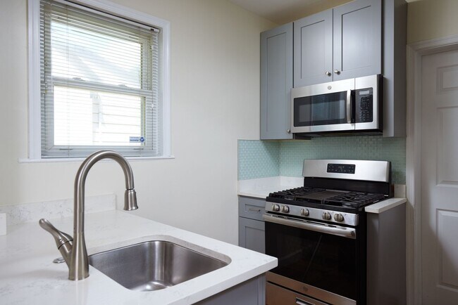 Building Photo - Charming 3BR/2BADetached Bungalow Blocks to the Arboretum is Move-in Ready!