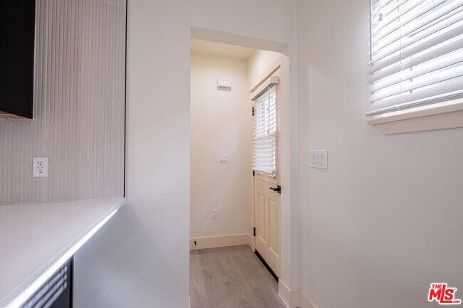 Building Photo - 216 N Catalina Ave