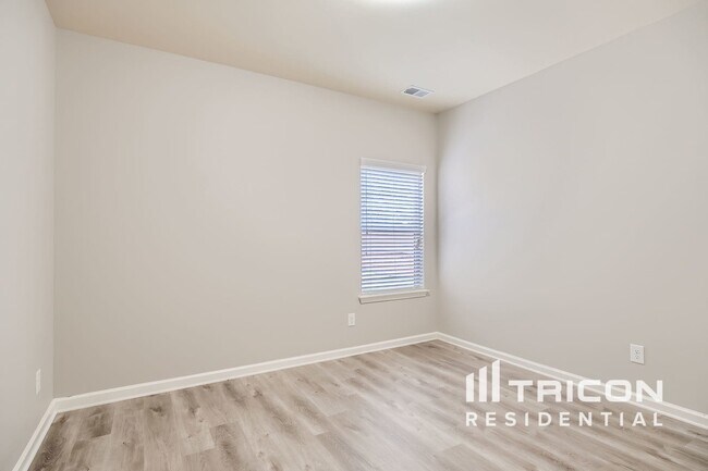 Building Photo - 6740 Oak Hill Pl
