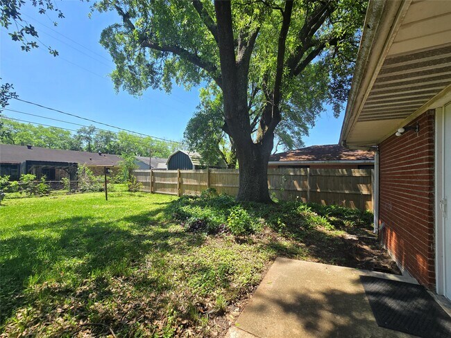 Building Photo - 801 Rosewood Dr