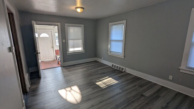 Building Photo - 306 Sullivan Ave