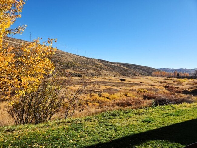 Building Photo - Perfectly Located Canyon Creek Condo - Attached Garage