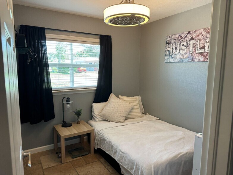 Building Photo - 508 Garden Dr N