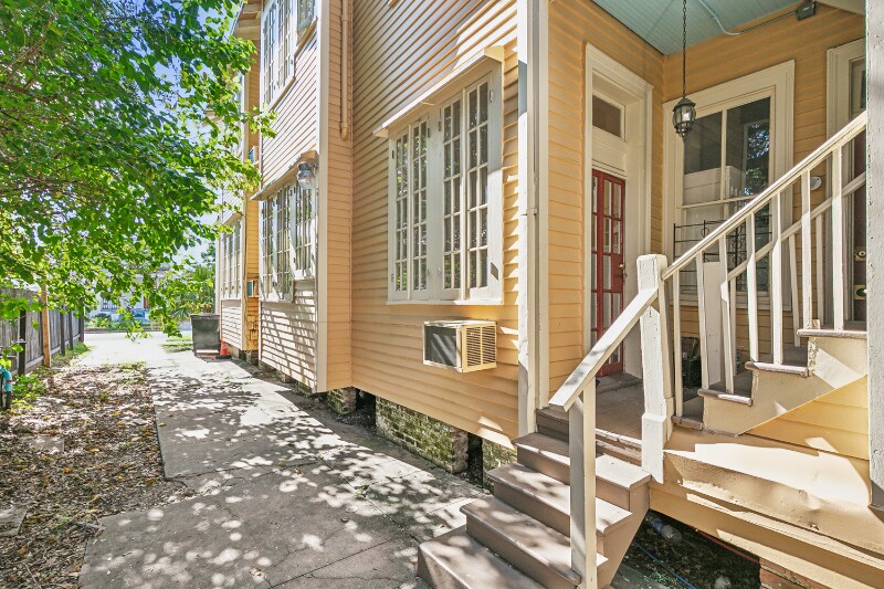 Building Photo - 319 S Lopez St