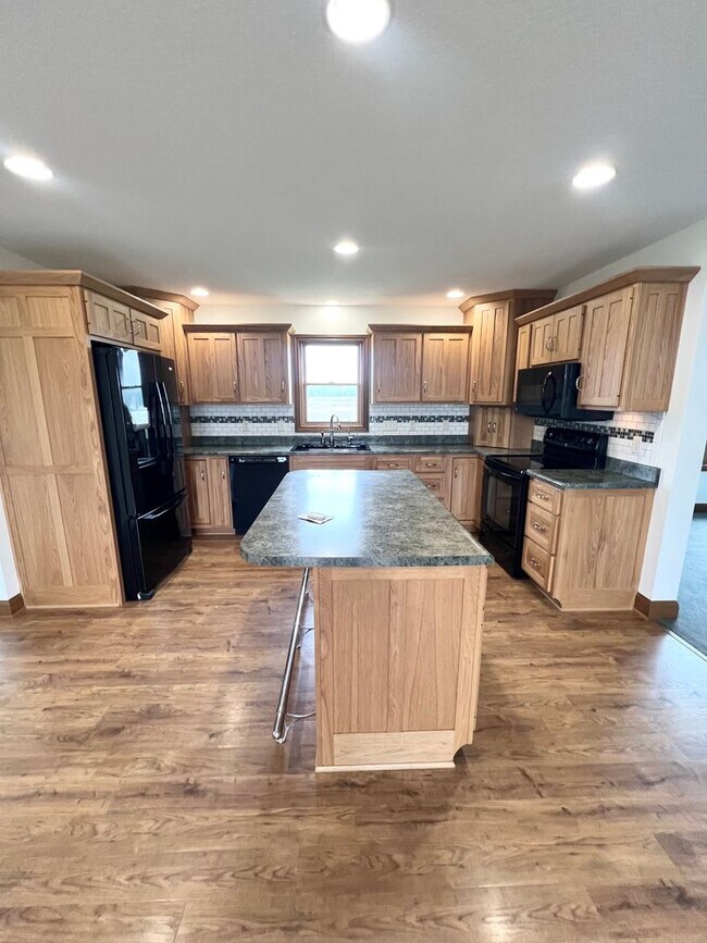 Building Photo - NEW LISTING! 3 Bedroom home