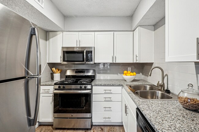 Building Photo - $599 first month's rent!