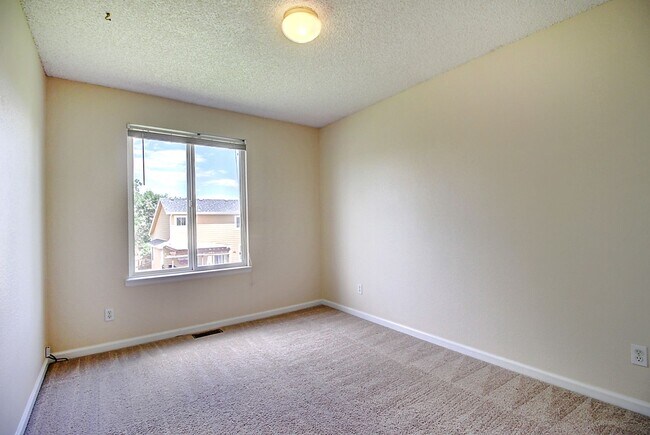 Building Photo - Charming 3 Bed 2 Bath Willow Run Home - Available August 10!