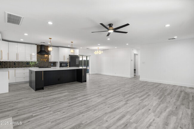 Building Photo - 2502 E Whitton Ave