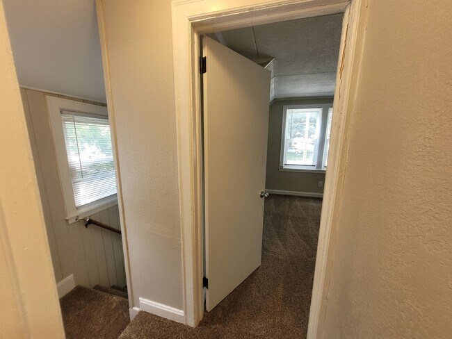 Building Photo - 2 bedroom, 1.5 bathroom home with detached garage!