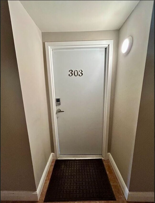 Building Photo - Large Updated 1 Bedroom 1.5 Bath Condo - S...