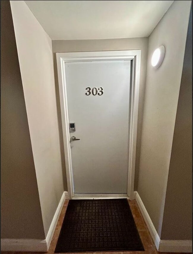 Building Photo - Large Updated 1 Bedroom 1.5 Bath Condo - Steps from Fort Lauderdale Beach!