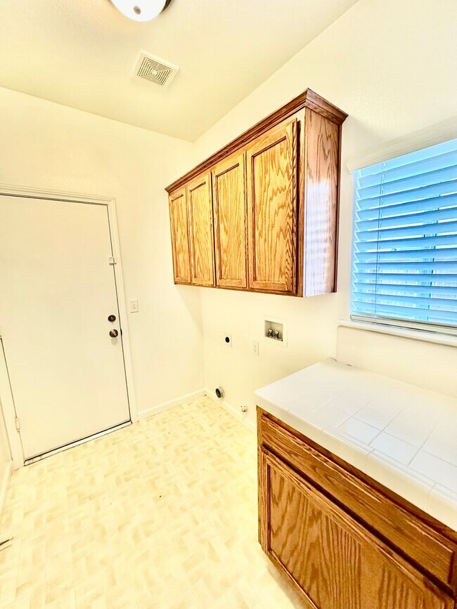 Building Photo - North Clovis 3/2 Near Buchanan Education C...