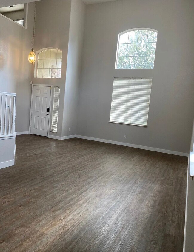 Building Photo - 505 Dimensions St