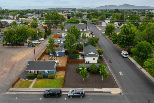 Building Photo - 415 SW Black Butte Blvd