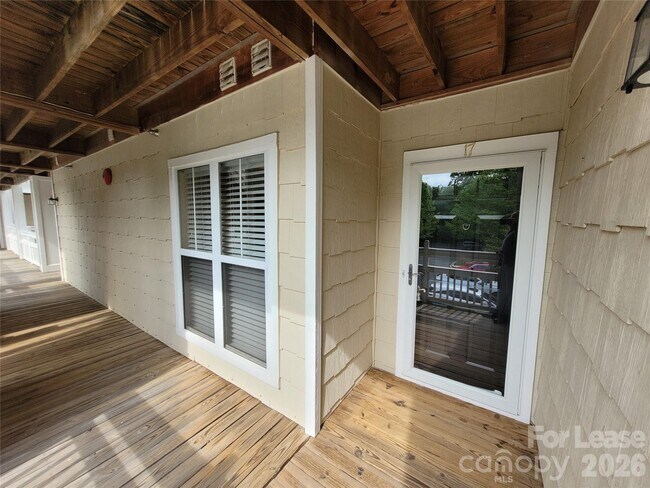Building Photo - 940 Jetton St