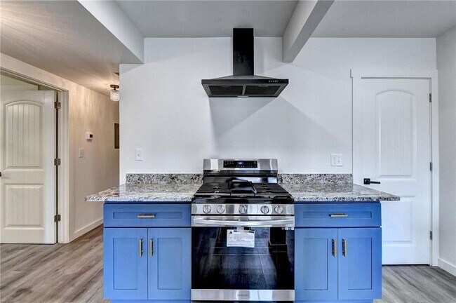 Building Photo - 6085 Glenridge Dr