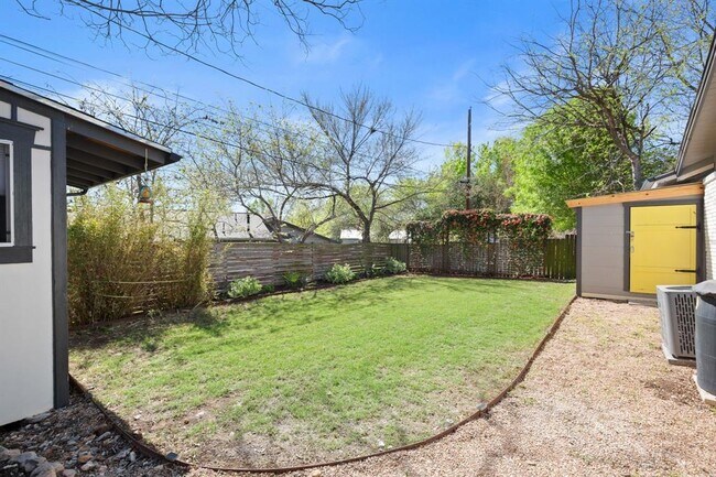 Building Photo - 3203 S Oak Dr