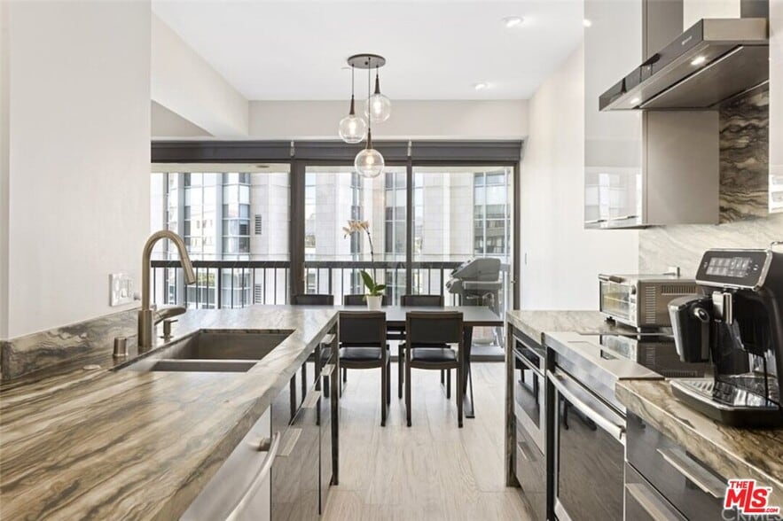 Building Photo - 10790 Wilshire Blvd