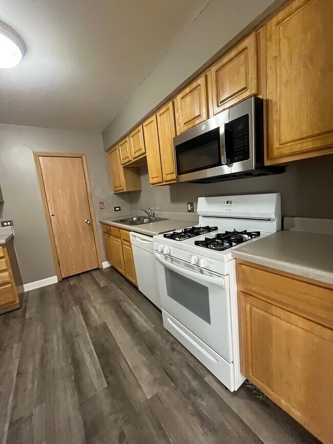 Building Photo - Runaway bay Condo Apartment