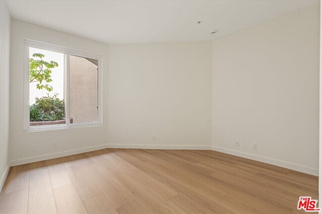 Building Photo - 620 S Gramercy Pl