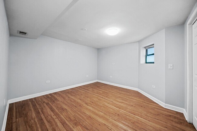 Building Photo - 2642 N Sacramento Ave