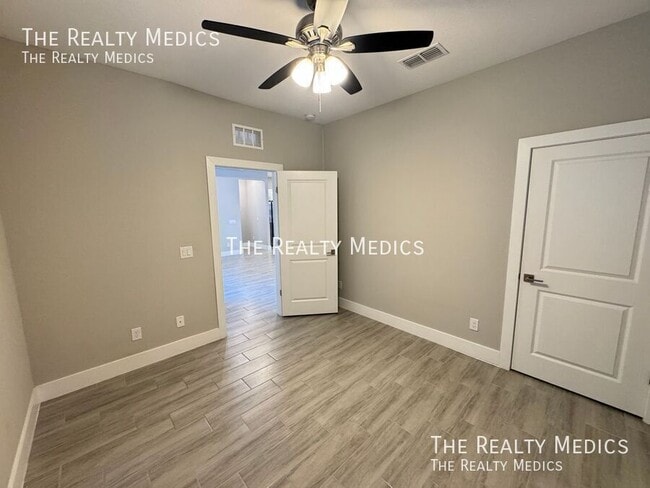 Building Photo - 304 Big Sioux Ln