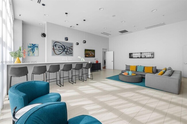 Building Photo - 665 NE 25th St