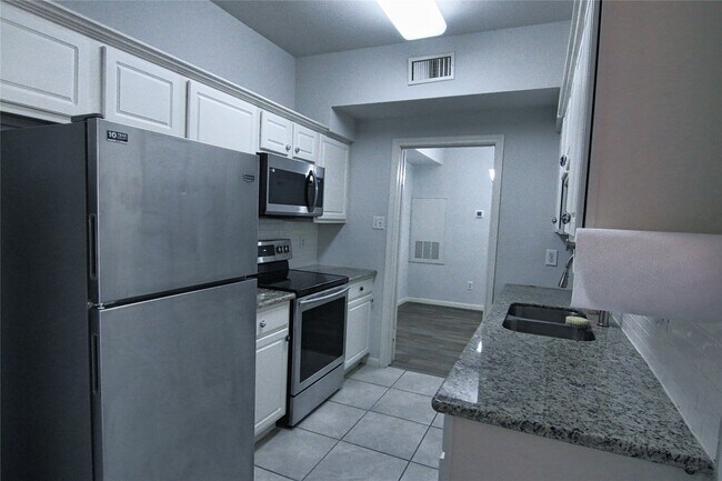 Building Photo - 2255 Braeswood Park Dr