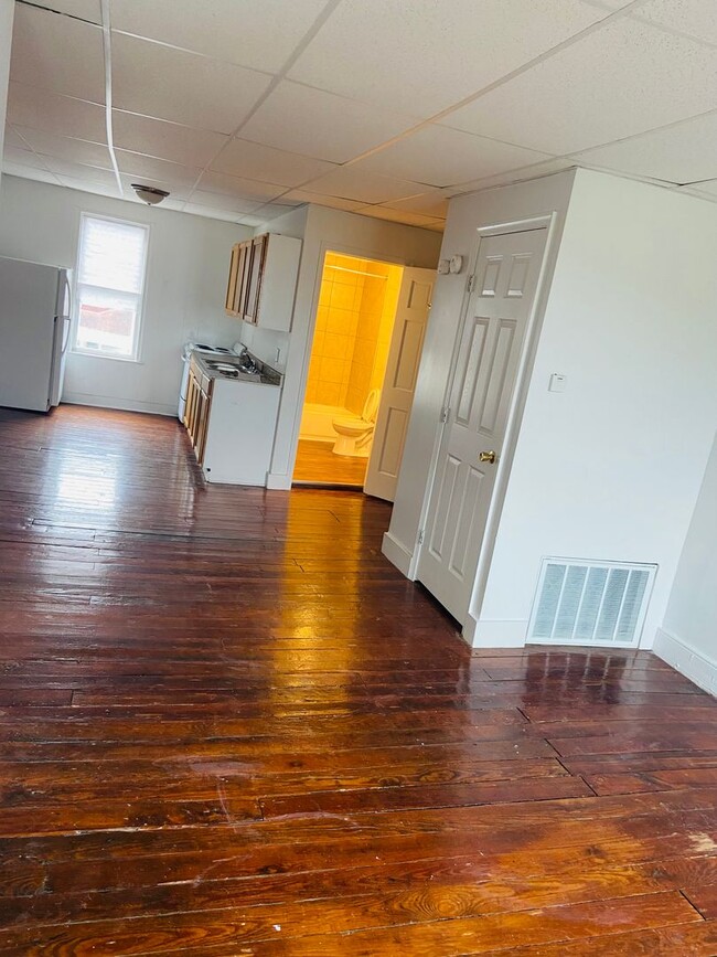 Building Photo - 2 Bedroom on 2nd/3rd Floor-East End of Yor...
