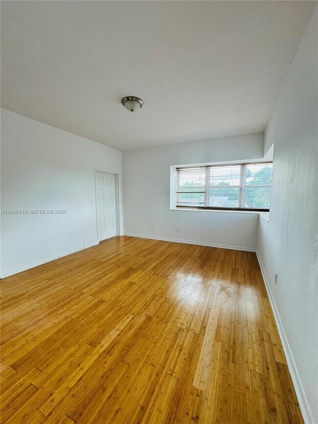 Building Photo - 1905 Calais Dr