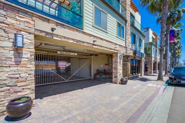 Building Photo - Steps From The Beach w/ All Utilities Included Available Jan - May 2025