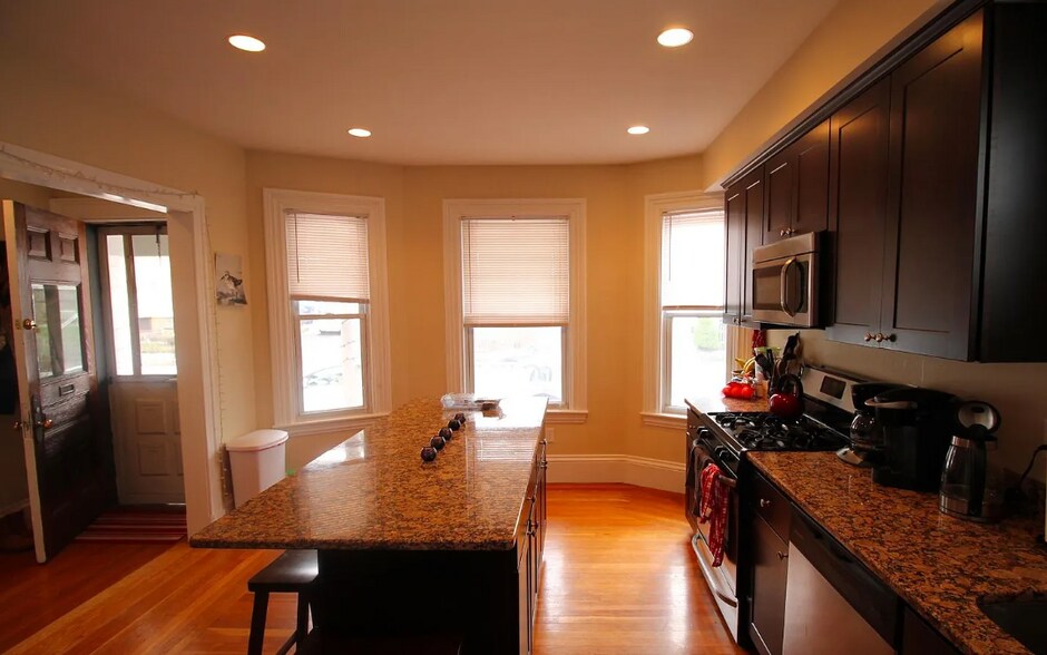 Building Photo - 29 Montcalm Ave
