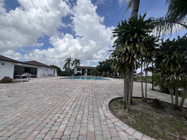 Building Photo - 215 Lake Pointe Dr